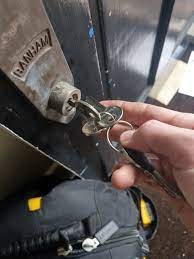KEY SPINNING IN LOCK